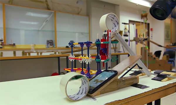 Deze Rube Goldberg machine vertelt het verhaal van Pesach