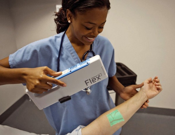 Met de VeinViewer kan de dokter door je huid heen kijken