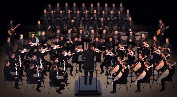 Videobewerking op zijn best: een muzikant die alle rollen in een orkest vervult