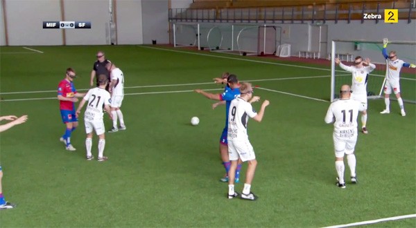 Een potje virtual reality voetbal is niet om aan te zien