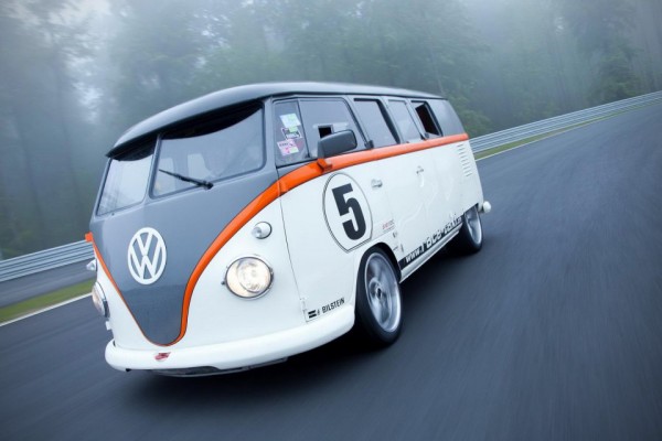 Dit omgebouwde Volkswagen busje is een waar racemonster