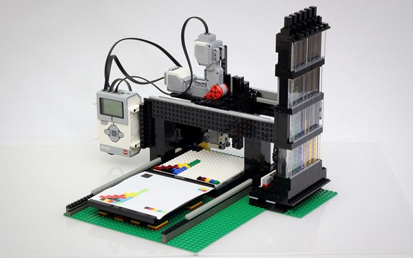 Bricasso: een 3D-printer gemaakt van LEGO die tevens print met LEGO