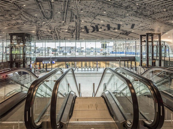 Buitenlanders zijn maar wat jaloers op de fietsenstalling van Station Delft