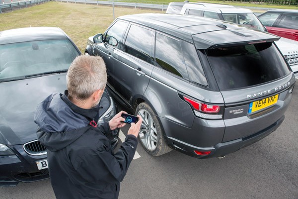 Voor iedereen die moeite heeft met parkeren: de nieuwe Land Rover app