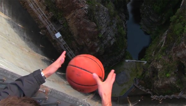 Het magnuseffect uitgelegd aan de hand van een veertig meter vallende basketbal