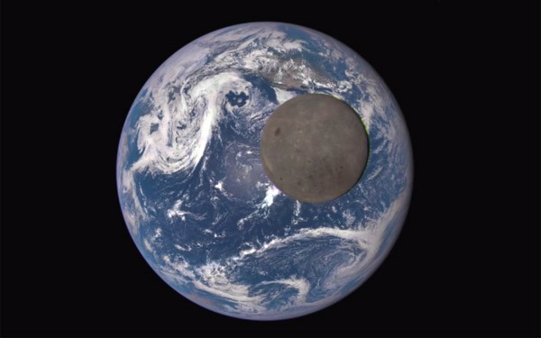 Indrukwekkend: de maan die aan de aarde voorbijtrekt