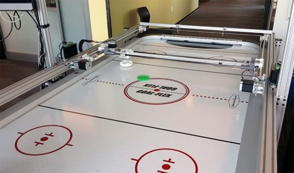 De robotische Airhockeytafel van Microsoft