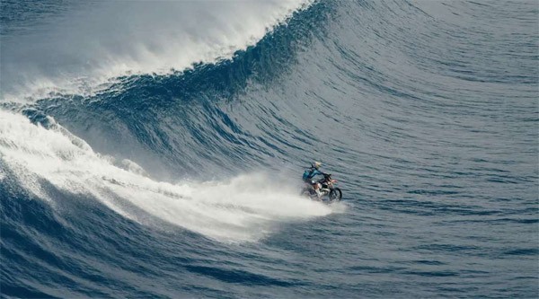 Hoe het ook kan: surfen met een crossmotor