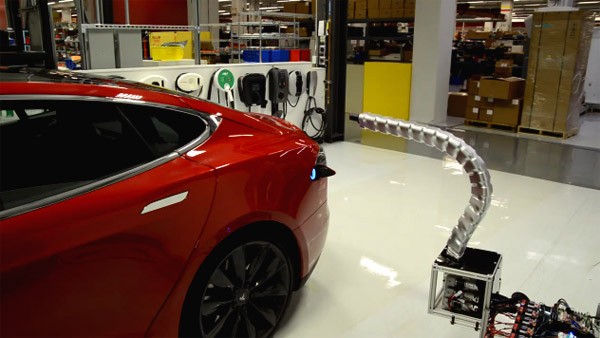 De nieuwe oplader van Tesla steekt zichzelf automatisch in je auto