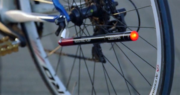 Kickstand Pump: fietspomp, standaard en achterlicht in één