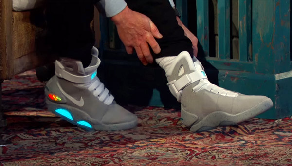 Onderhandelen berekenen heerlijkheid De zelfstrikkende schoenen uit Back to the Future gedemonstreerd door  Michael J. Fox