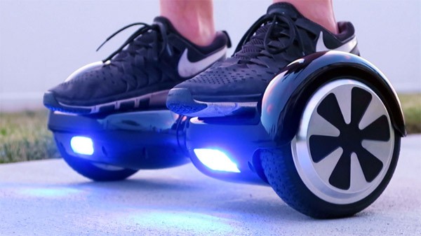 Rijden op een elektrisch hoverboard is moeilijker dan het lijkt