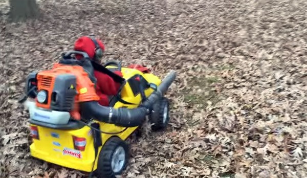 Een gouden combinatie: een speelgoedauto en een bladblazer