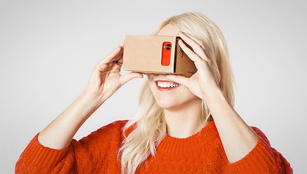 Oma doet voor het eerst een VR-bril op, kan niet stoppen met lachen