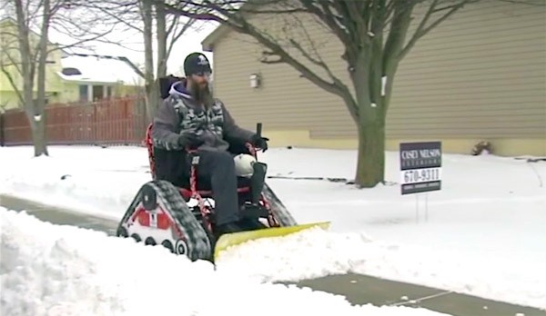 Een tot sneeuwschuiver omgebouwde elektrische rolstoel