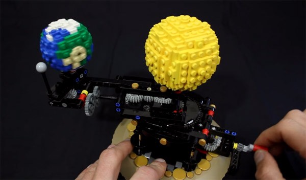 Een LEGO-planetarium dat de zon, de maan en de aarde nabootst
