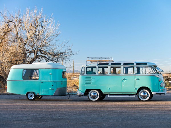 Dit geweldige VW-busje wordt geleverd met bijbehorende caravan