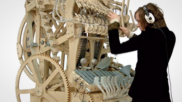 Dit intrigerende instrument maakt muziek met 2000 balletjes