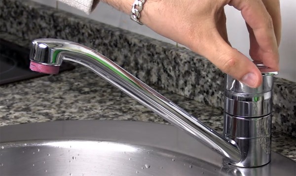 DIY-tip: verf je kraan, zodat je kunt zien wanneer het water warm is