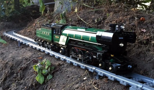 Fantastisch LEGO-treinspoor leidt je door het hele huis