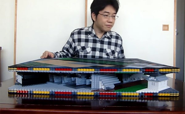 Een opvouwbaar pop-up kasteel gemaakt van LEGO