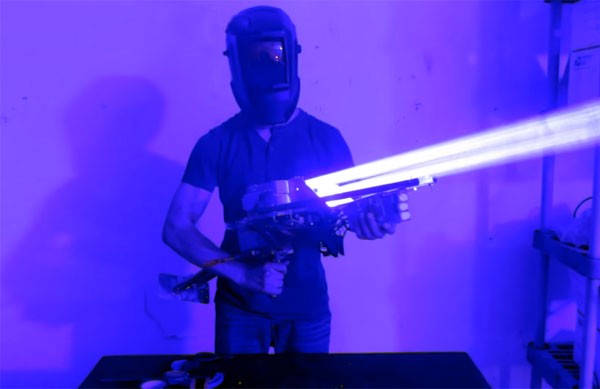 Een belachelijk sterke 200 Watt laser-bazooka