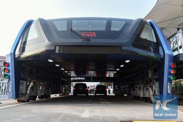 De bizarre Chinese bus die over auto’s rijdt is een feit