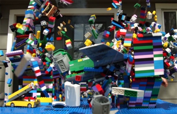 De prettige chaos van een slow-motion LEGO-vliegtuigcrash