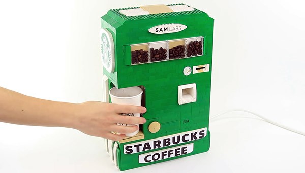 Een volautomatisch koffiezetapparaat gemaakt van LEGO