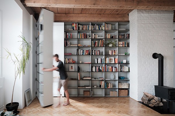 Een boekenkast als verborgen deur naar de slaapkamer