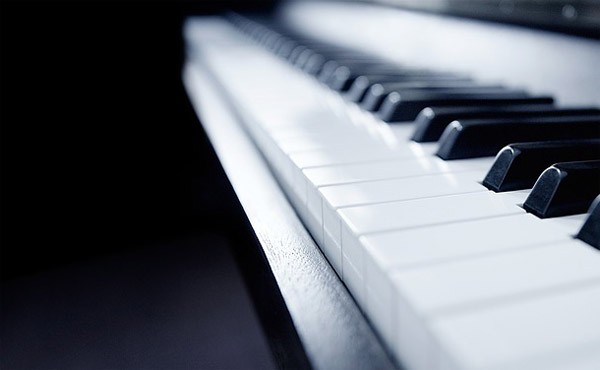 Kunstenaar ontwikkelt piano die praat als een mens
