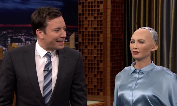 Jimmy Fallon maakt kennis met een aantal opzienbarende robots