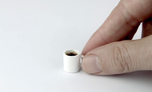 Zo zet je het kleinste kopje koffie ter wereld