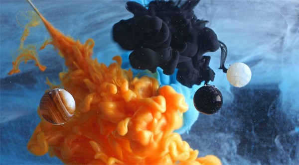 Ink in Motion: macrobeelden van gekleurde inkt