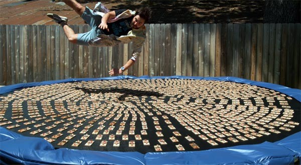 1000 muizenvallen, een trampoline en een slow-motion camera