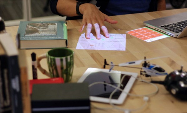 High-tech lamp projecteert interactieve schermen op je bureau