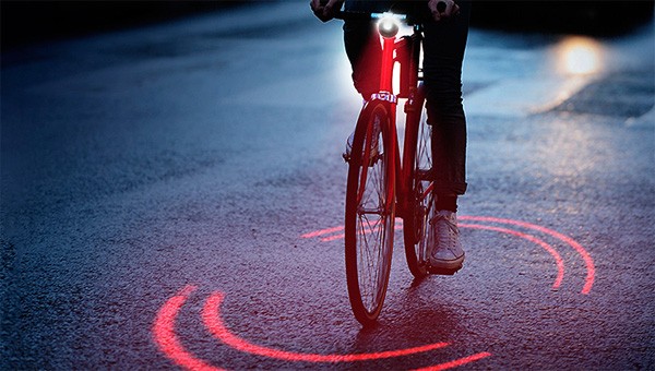 De BikeSphere projecteert een veilige ring om je fiets