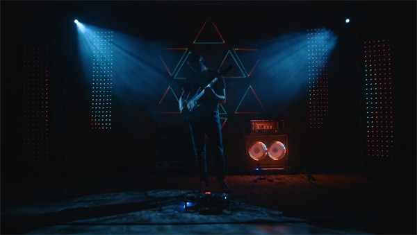 Dove muzikant gebruikt licht om shows te geven