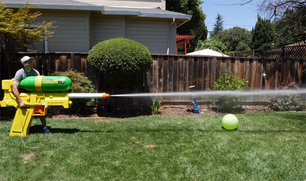 De grootste Super Soaker ter wereld schiet met 437 km/u