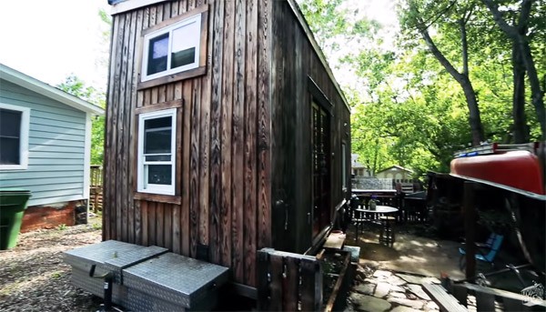 Creatief stel bouwt een geweldig mini-huisje voor 17.000 dollar
