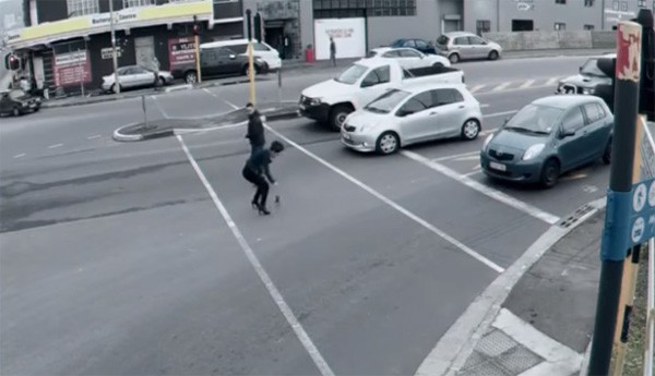 Heftige video ontmoedigt smartphonegebruik in de auto