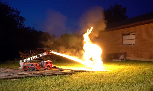 YouTuber tovert speelgoed brandweerauto om tot vlammenwerper