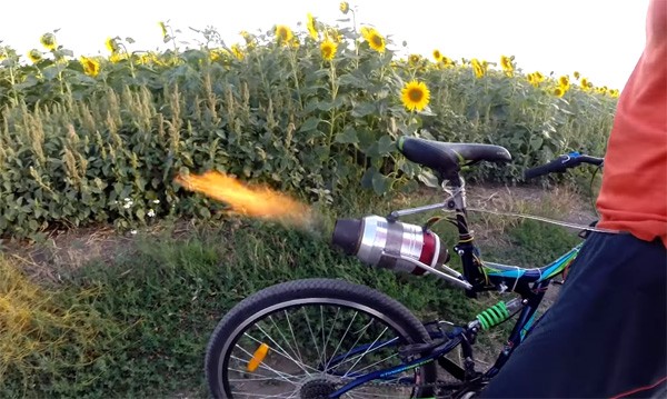 Russische waaghals bouwt fiets met straalmotor