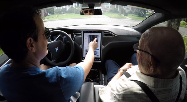 97-jarige opa zit voor het eerst in een Tesla