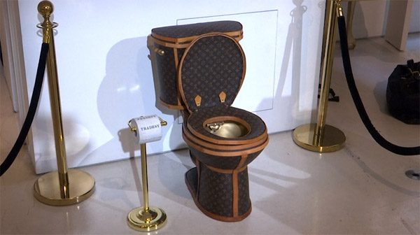 Deze Louis Vuitton toiletpot kost 100.000 dollar
