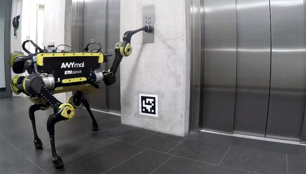 Gewoon, een robot die de lift neemt