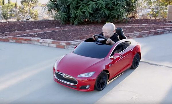 Lilliputter Verne Troyer en zijn mini-versie van de Tesla Model S