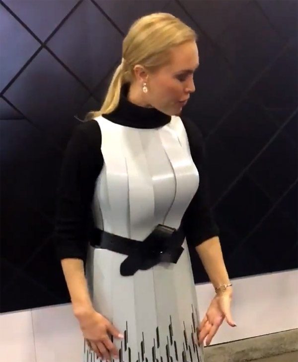 Digitale jurk verandert met een druk op de knop