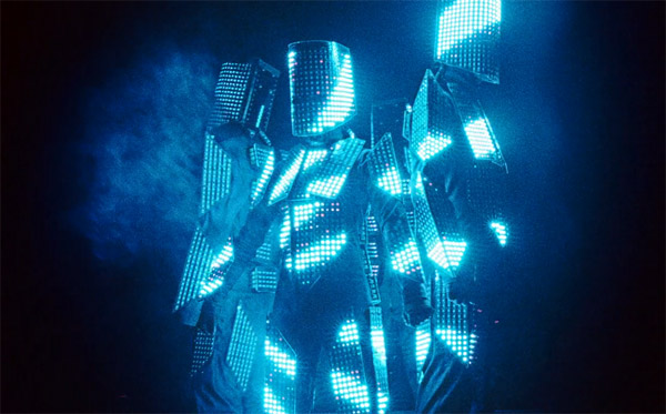 Hedendaags Oogverblindend Vrijgekomen Indrukwekkende LED-kostuums zijn voorzien van duizenden lampjes