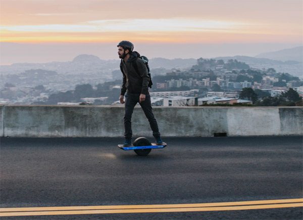 Met het elektrische OneWheel+ XR zoef je op één wiel over de weg